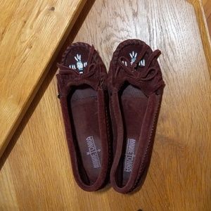 Minnetonka Moccasins size 6 Burgundy